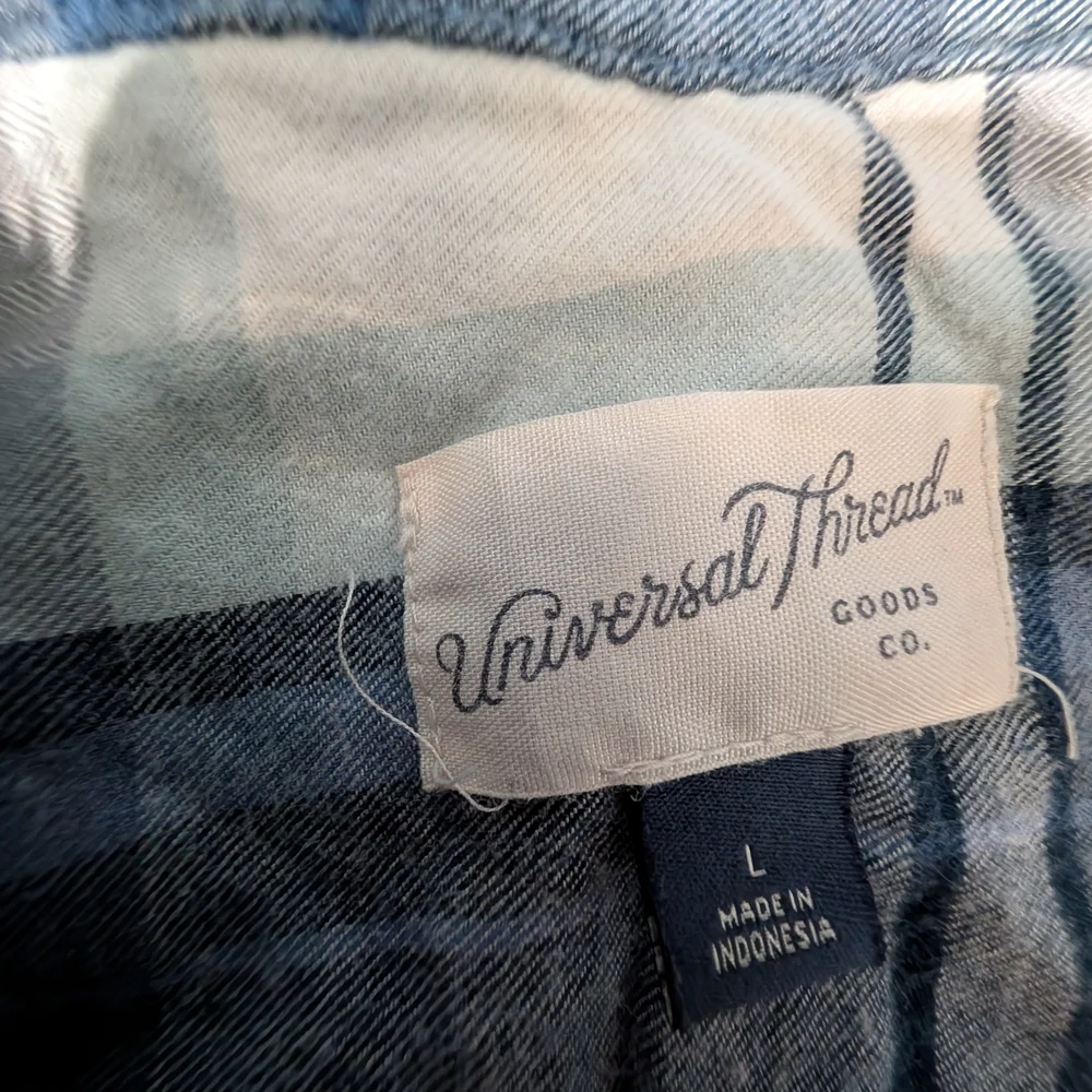 Universal Thread Blue and White Flannel Plaid Button Down Shirt Women's Large - Picture 5 of 7